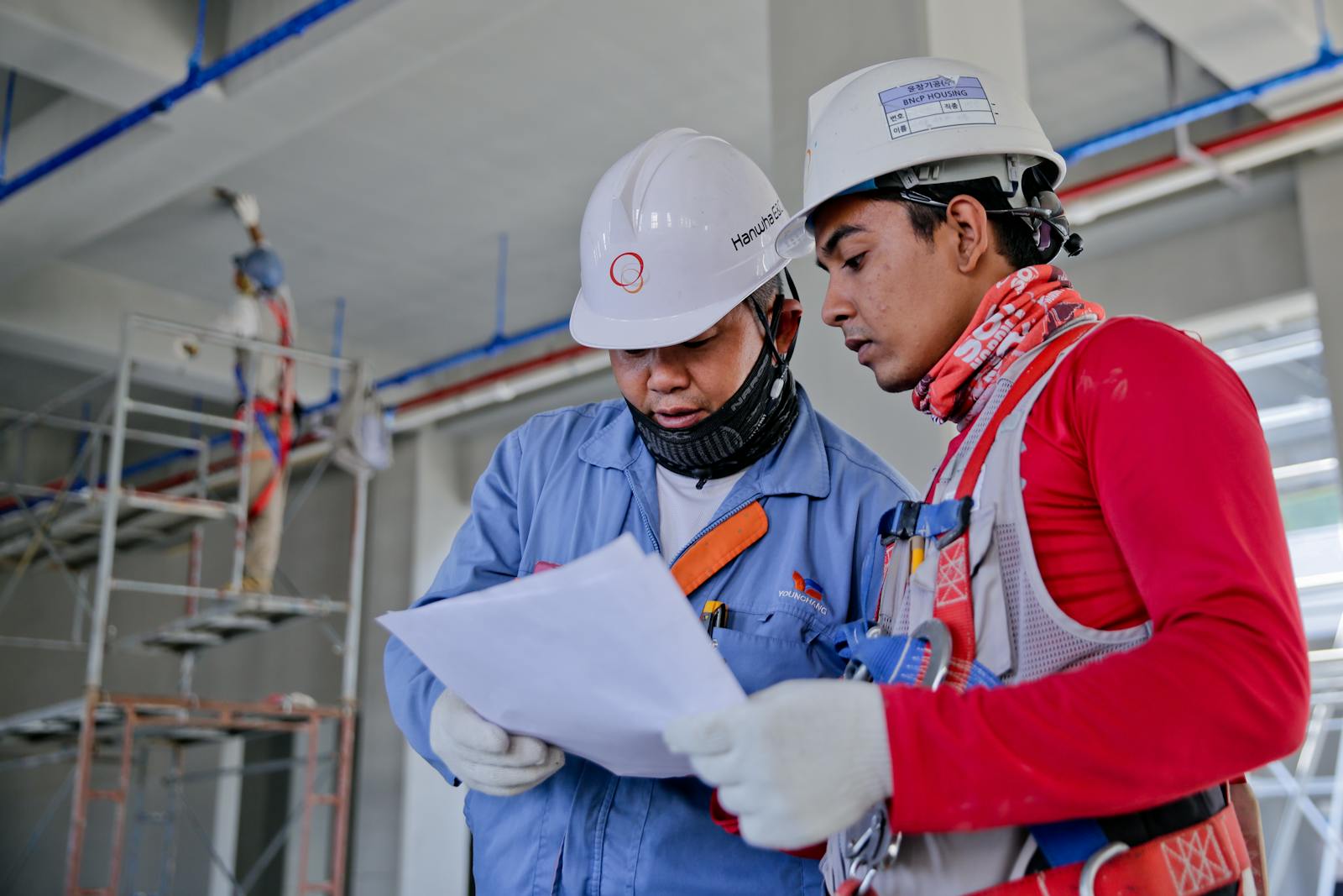 Equipe técnica trabalhando em canteiro de obra